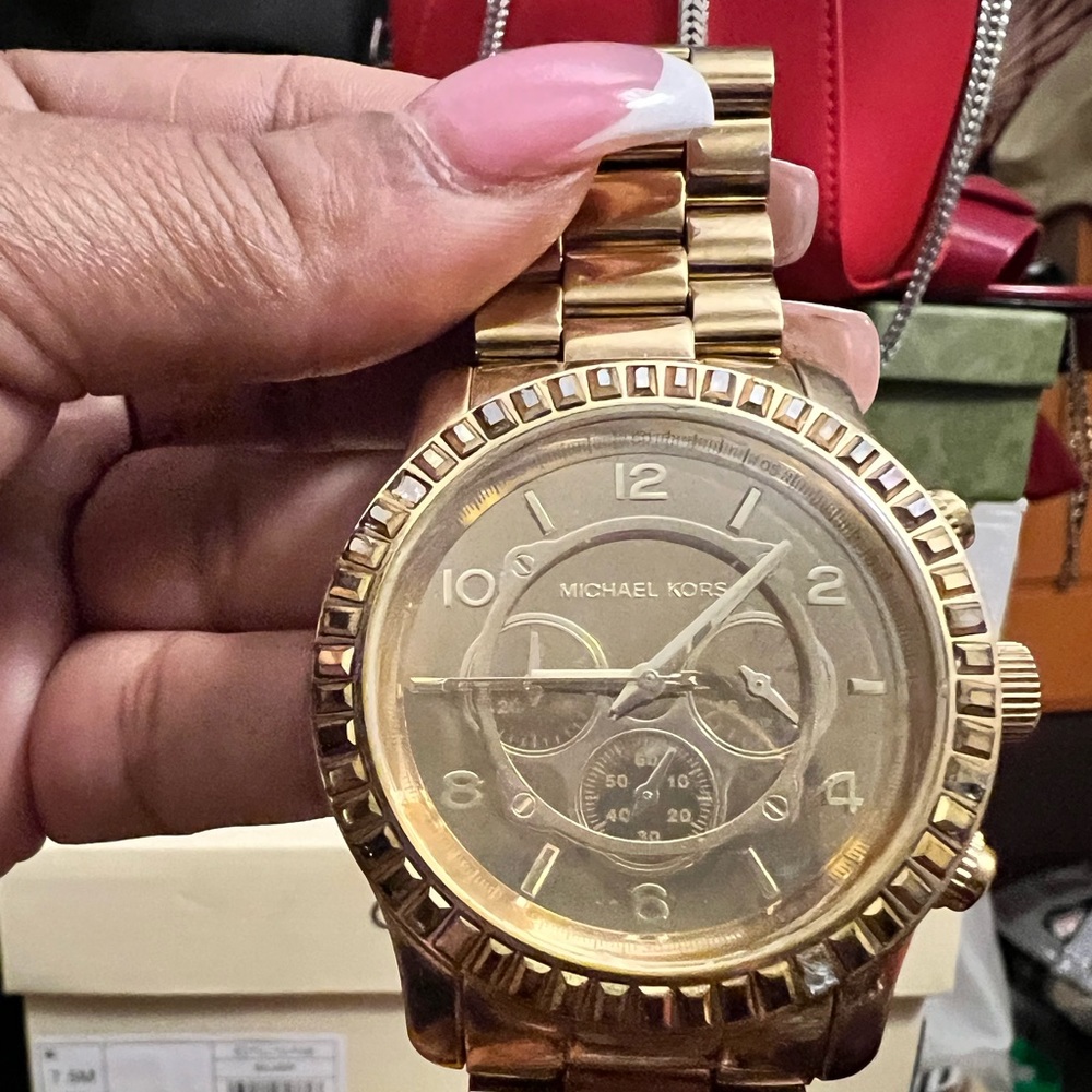 Big face watch 2 missing stones needs a new battery